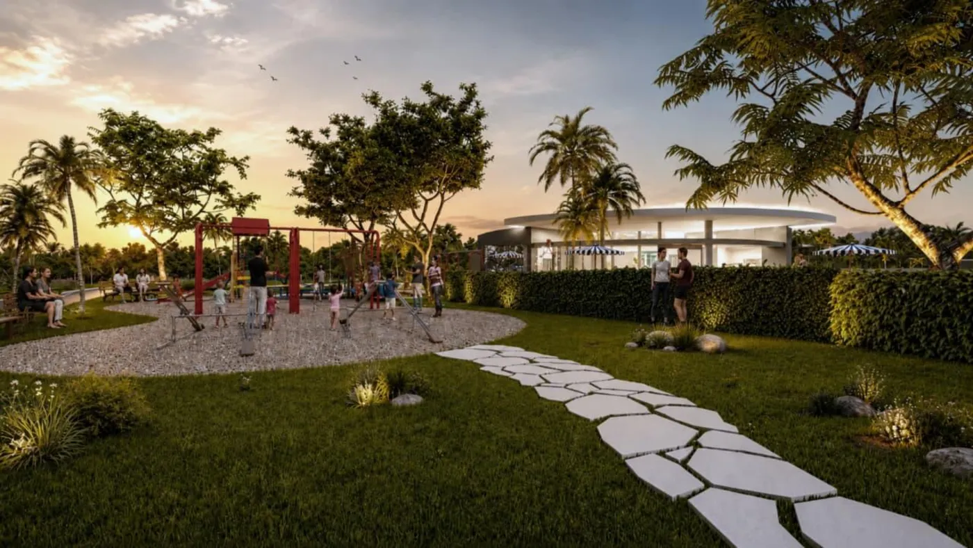 Parque infantil al atardecer con el club house de fondo